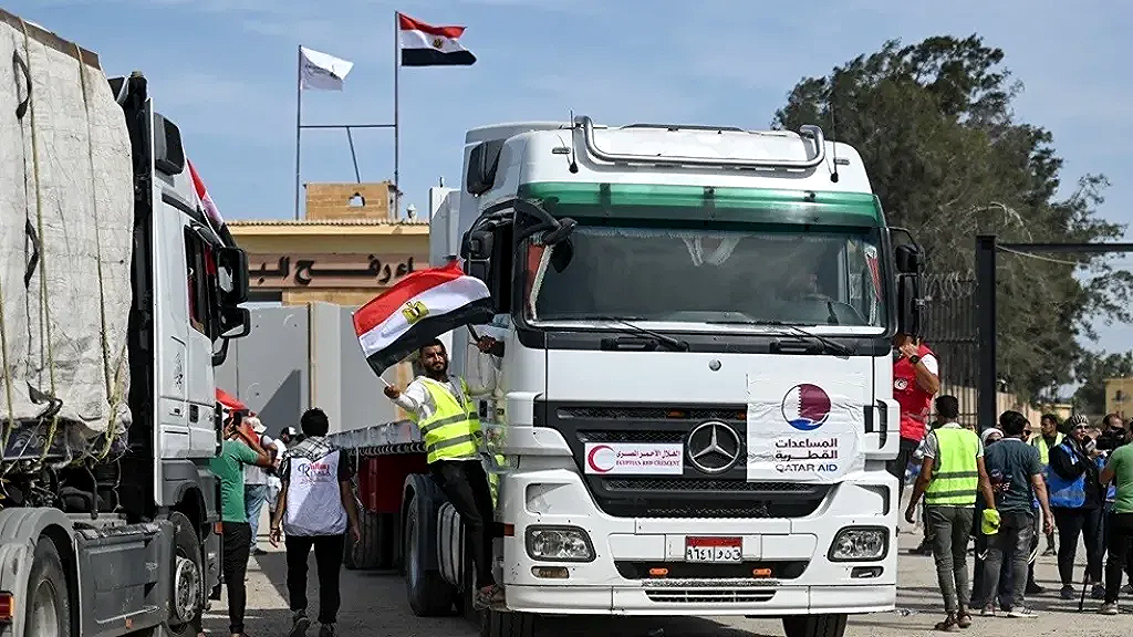 الهلال الأحمر المصري يرسل 2400 طن مساعدات ضمن قافلة «زاد العزة 25» لغزة