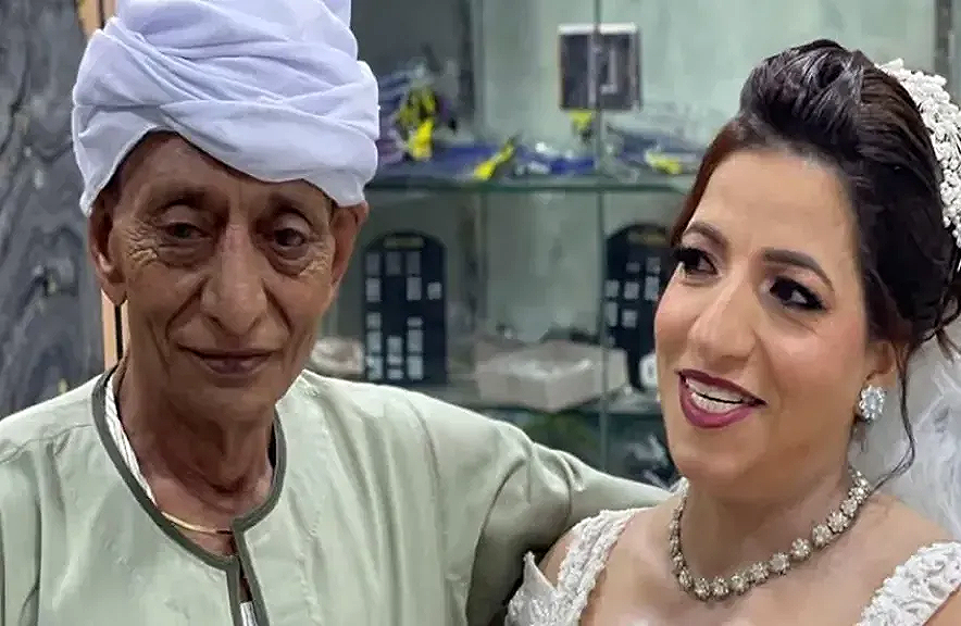 وفاة ”عريس المنيا” المسن بعد شهر من زفافه تعيد القصة المثيرة للجدل إلى الواجهة