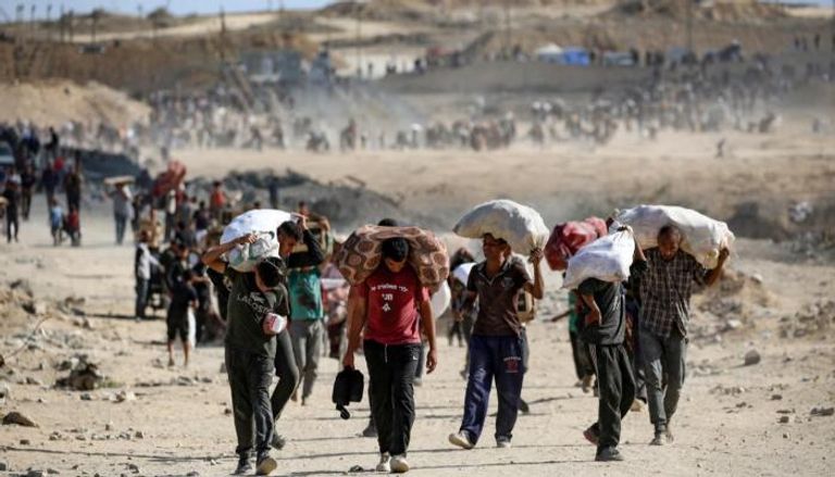 فلسطينيون يحملون أكياس دقيق في غزة