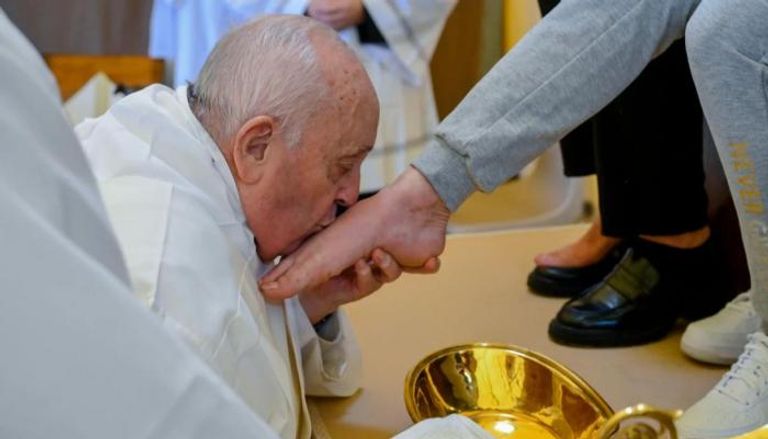 بابا الفاتيكان وهو يقبل أقدام الآخرين