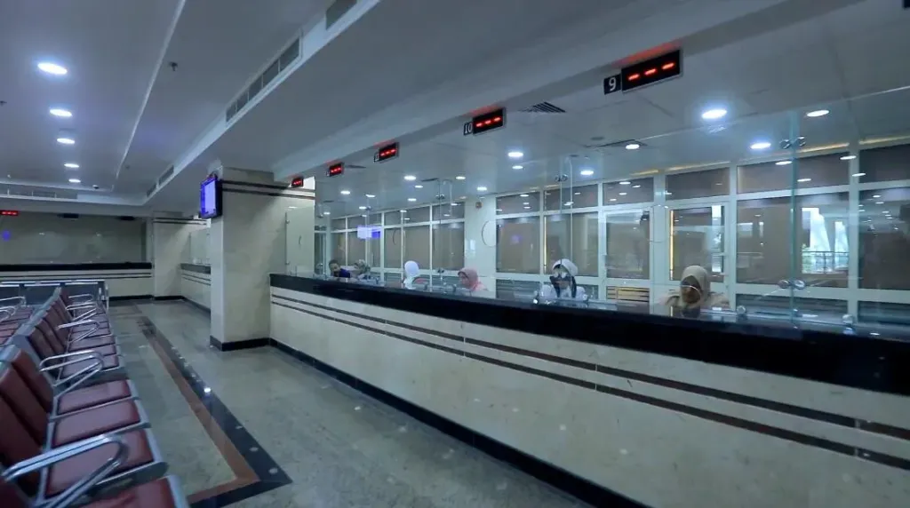 خدمات شرطية أسهل.. الجوازات تدعم كبار السن وذوي الهمم في الحصول على مستنداتهم