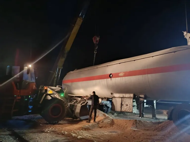 تحرك عاجل من محافظة الأقصر لإنقاذ تانك غاز بعد انقلاب تريلا بطريق الرزيقات – الوادي الجديد