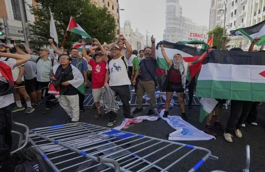 شاهد بالفيديو.. احتجاجات مؤيدة لفلسطين تربك سباق طواف إسبانيا بسبب المشاركة الإسرائيلية