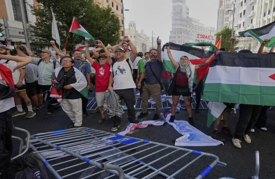 شاهد بالفيديو.. احتجاجات مؤيدة لفلسطين تربك سباق طواف إسبانيا بسبب المشاركة الإسرائيلية
