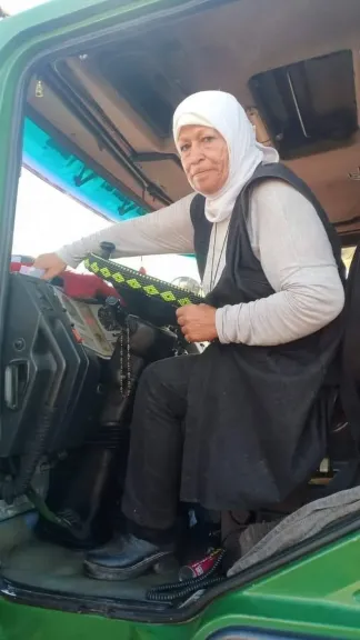 قصة الحاجة فريال.. سيدة الثمانين التي تقود شاحنة نقل منذ نصف قرن لتكسب قوت يومها