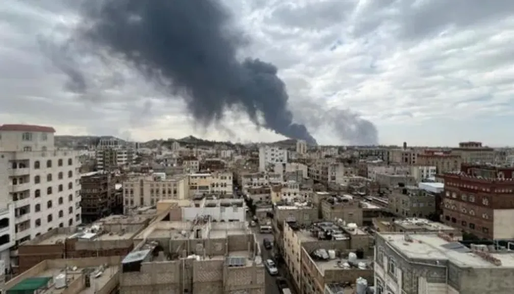 إسرائيل تشن غارات عنيفة على ميناء الحديدة غربي اليمن  ب6 غارات