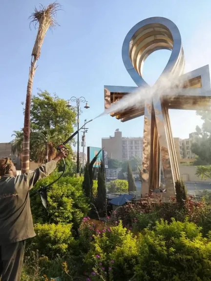 تكثيف أعمال النظافة بالشوارع والميادين العامة بمدينة الأقصر