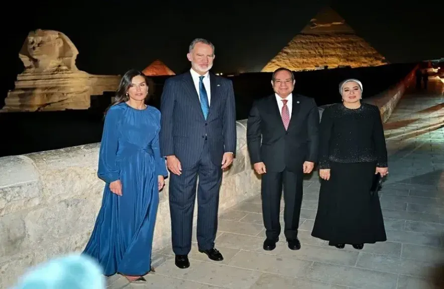 مصر تستقبل ملك إسبانيا في أجواء تاريخية.. السيسي يصطحب فيليبي السادس وزوجته في جولة بالأهرامات