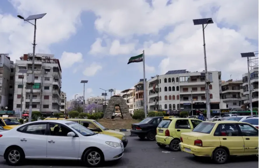 واشنطن تُسرّح عدداً من أبرز دبلوماسييها المعنيين بسوريا مع بحث دمج الأكراد بدمشق