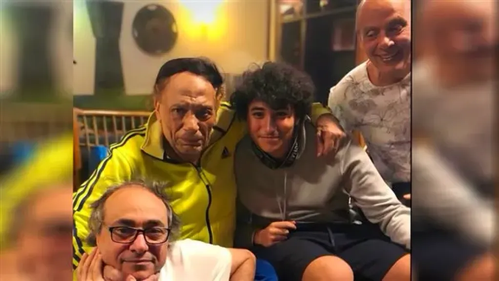 أول ظهور للفنان عادل إمام بعد غياب طويل.. أكرم السعدني يفاجئ الجمهور بصورة نادرة