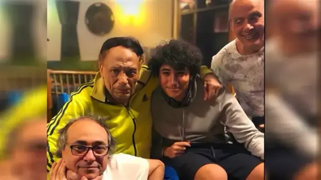 أول ظهور للفنان عادل إمام بعد غياب طويل.. أكرم السعدني يفاجئ الجمهور بصورة نادرة
