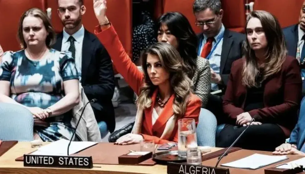 ”الأيادي المرفوعة” تتحول لرمز غضب عالمي ضد أستخدام  واشنطن للفيتو .. ومحاصرة موكب المندوبة الأمريكية
