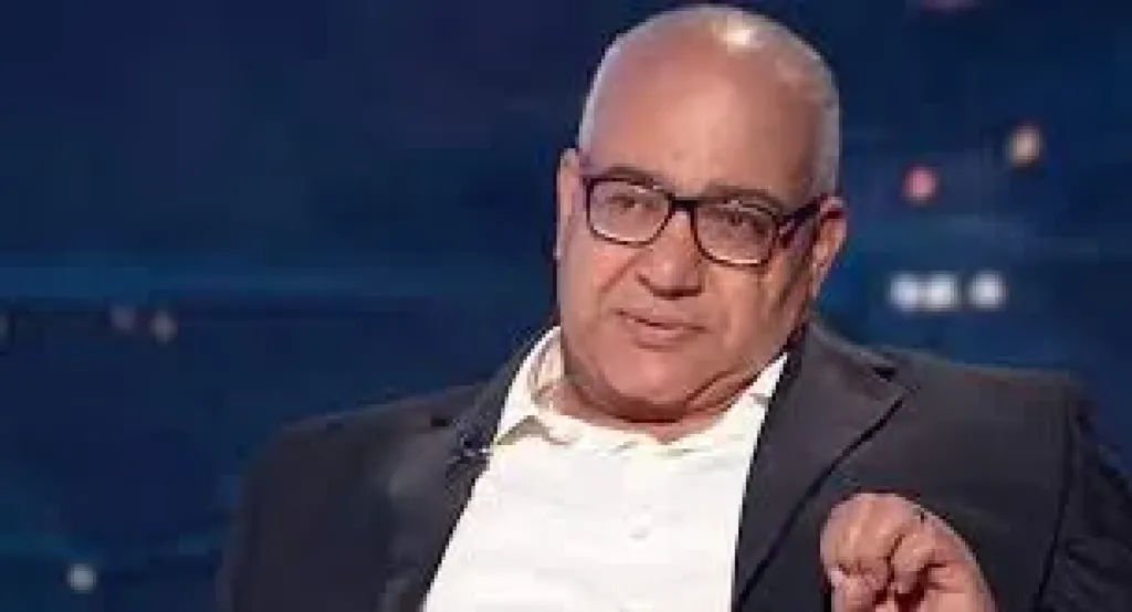 بيومي فؤاد بين “مزحة” تلفزيونية وردّ رسمي: حقيقة قصة «تدمير لوحة تشكيلية» التي عادت للاشتعال