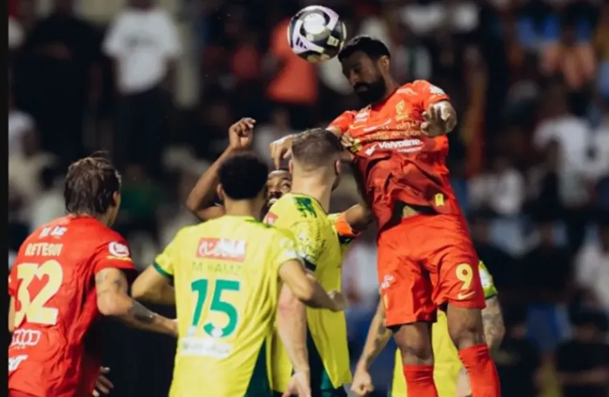 القادسية  يقلب التوقعات ويهزم الخليج ويخطف صدارة الدوري السعودي للمحترفين