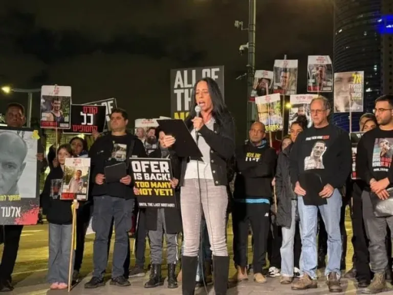 عائلات الأسرى الإسرائيليين: نتنياهو يضحي بأبنائنا للحفاظ على منصبه