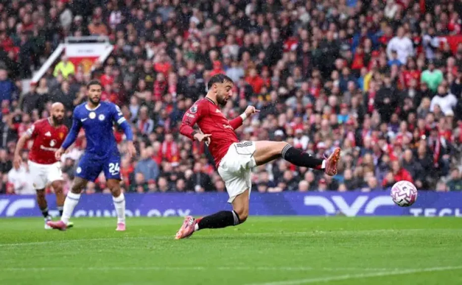 مانشستر يونايتد يستعيد بريقه ويهزم تشيلسي 2-1 في قمة الدوري الإنجليزي 2026