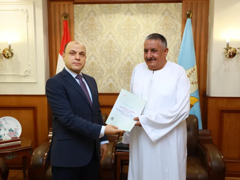 محافظ كفرالشيخ يُسلّم 26 عقد تقنين أراضي أملاك دولة للمواطنين