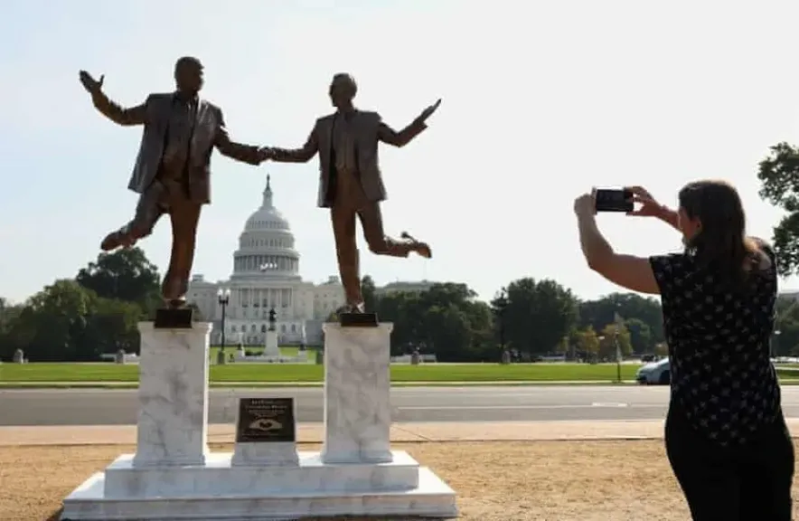 تمثال ساخر يجمع دونالد ترامب وجيفري إبستين يثير الجدل في واشنطن - فيديو