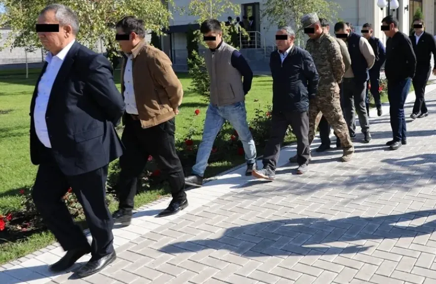 فضيحة فساد كبرى تهز قرغيزستان.. اعتقال 24 مسؤولًا خلال اجتماع رسمي