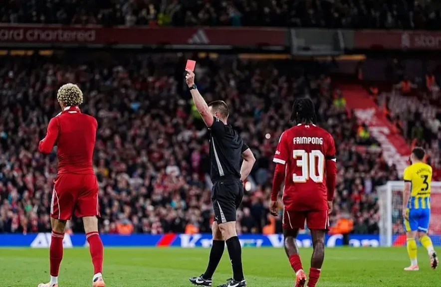 شاهد بالفيديو: احتفال ساذج يكلف مهاجم ليفربول البطاقة الحمراء في كأس الرابطة الإنجليزية