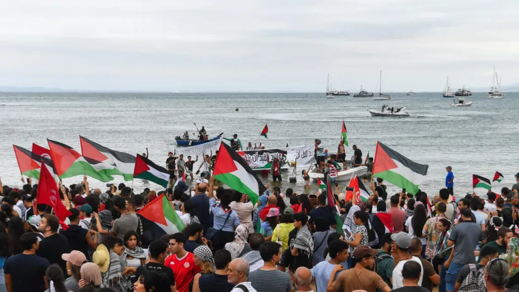 وزير الدفاع الإيطالي يندد بالهجوم على ”أسطول الصمود” المتجه إلى غزة ويوجه سفينة بحرية لدعمه