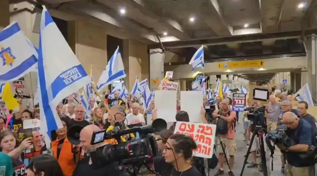 تظاهرات في مطار بن جوريون ضد نتنياهو قبيل توجهه إلى نيويورك