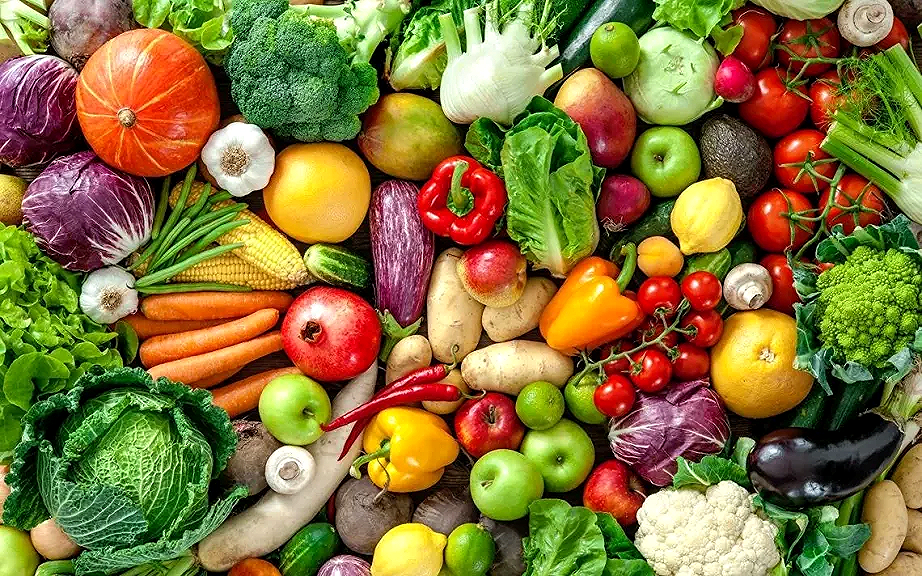 أسعار الخضروات والفاكهة اليوم تشعل محلات السوق.. الطماطم والعنب في الصدارة