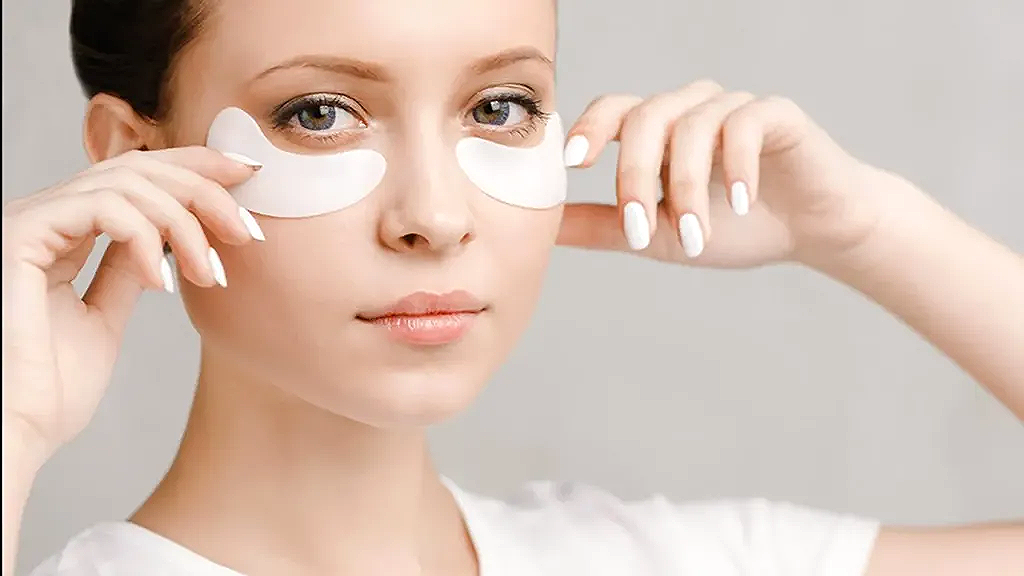 وداعًا للهالات السوداء.. وصفات طبيعية سهلة من مطبخك تضيء عينيك