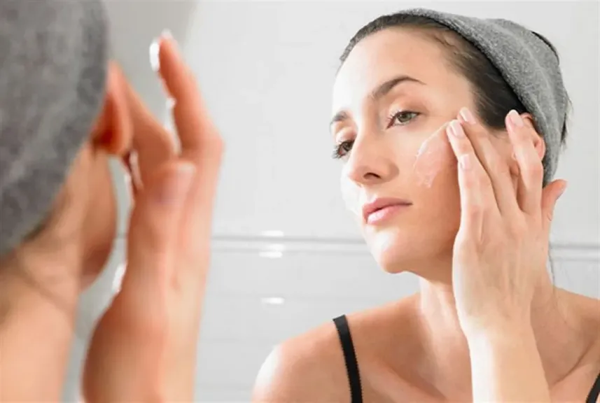 علشان تصحي منوّرة.. 6 أسرار قبل النوم هتغير شكل بشرتك