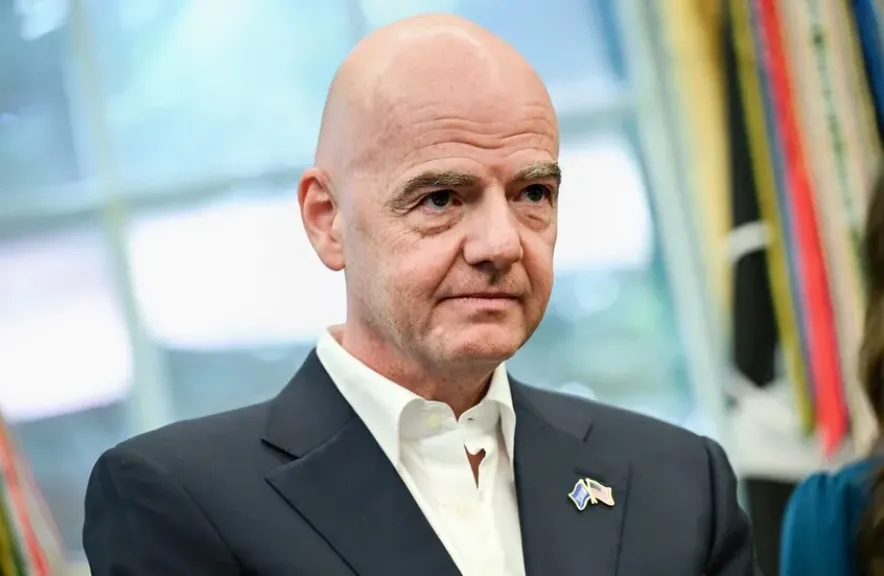 بابتسامة مستفزة.. ناشطة تهاجم إنفانتينو بسبب مشاركة إسرائيل في كأس العالم (فيديو)