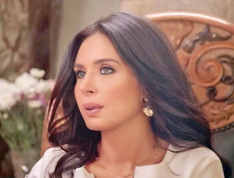 بلاغ رسمي ضد الراقصة دينا بعد افتتاح أكاديمية لتعليم الرقص الشرقي.. جدل واسع بين الفن والقانون