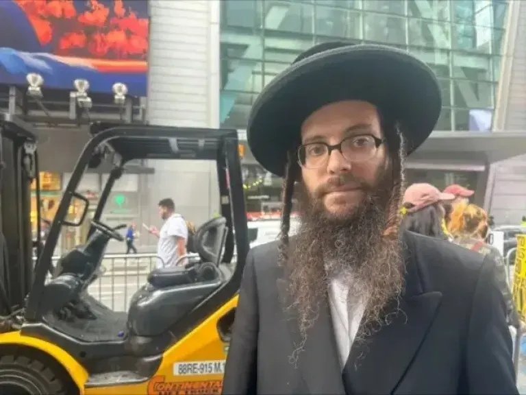 حاخام يهودي يهتف: ”حرروا فلسطين” في قلب نيويورك احتجاجًا على خطاب نتنياهو