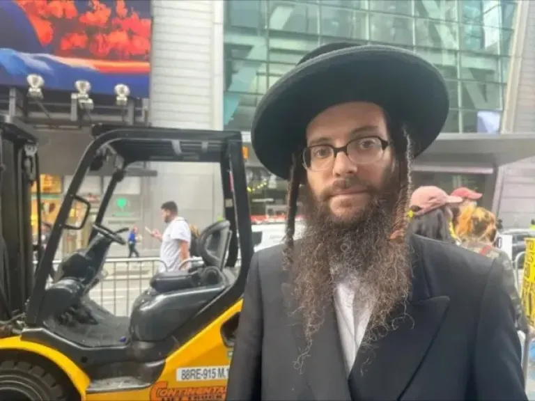 حاخام يهودي يهتف: ”حرروا فلسطين” في قلب نيويورك احتجاجًا على خطاب نتنياهو