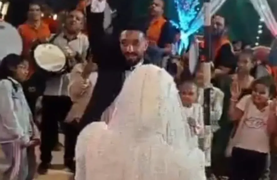 شاهد بالفيديو  وفاة عريس بأزمة قلبية في قاعة الفرح في كومبو  بأسوان