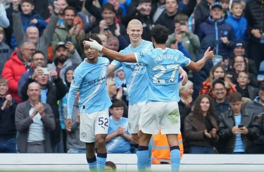 مانشستر سيتي يكتسح بيرنلي بخماسية ويشعل سباق القمة في الدوري الإنجليزي