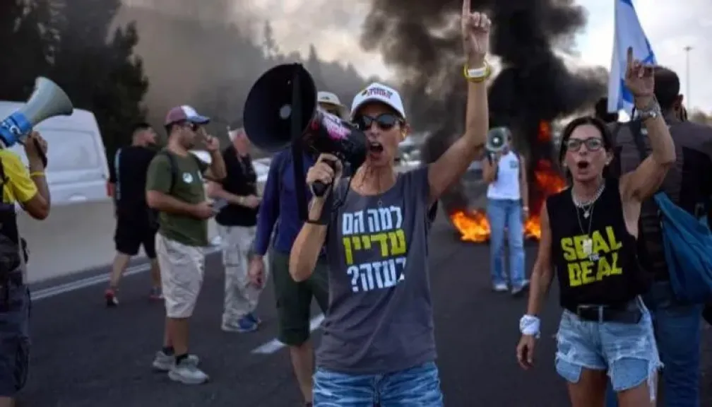 عائلات الرهائن الإسرائيليين تضغط على ترامب عشية لقائه بنتنياهو: ”لا تسمحوا بإفشال خطة غزة”