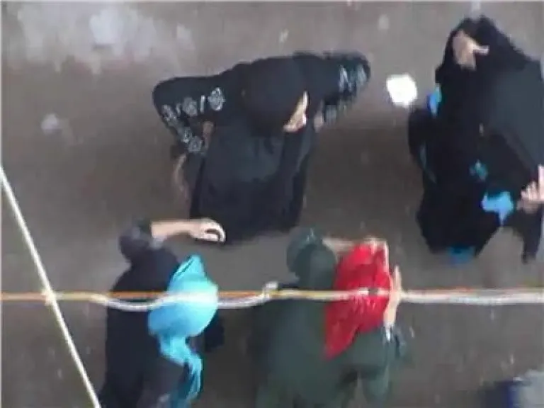 ”الشباشب تطير والضرب يشتعل”.. مشاجرة نسائية تثير الفوضى في القليوبية!