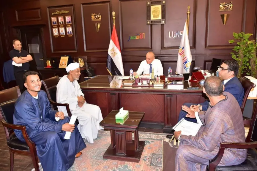 محافظ الأقصر يستقبل وفود الأهالي والتنمية المحلية لبحث احتياجات قرية نجع البركة وتطوير الهيكل التنظيمي بالمحافظة