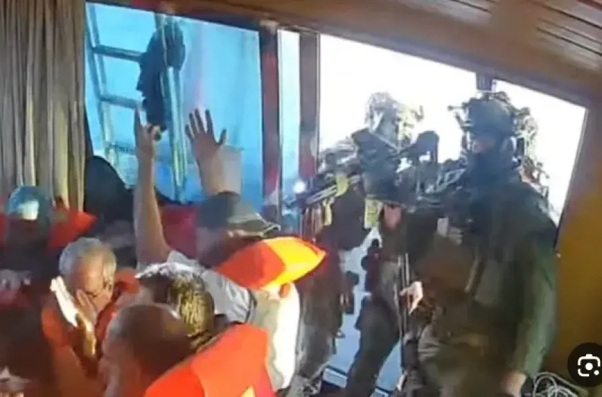 بالصور :بحرية الاحتلال تعترض معظم سفن ”أسطول الصمود” المتجهة إلى غزة وتعتقل مئات المشاركين