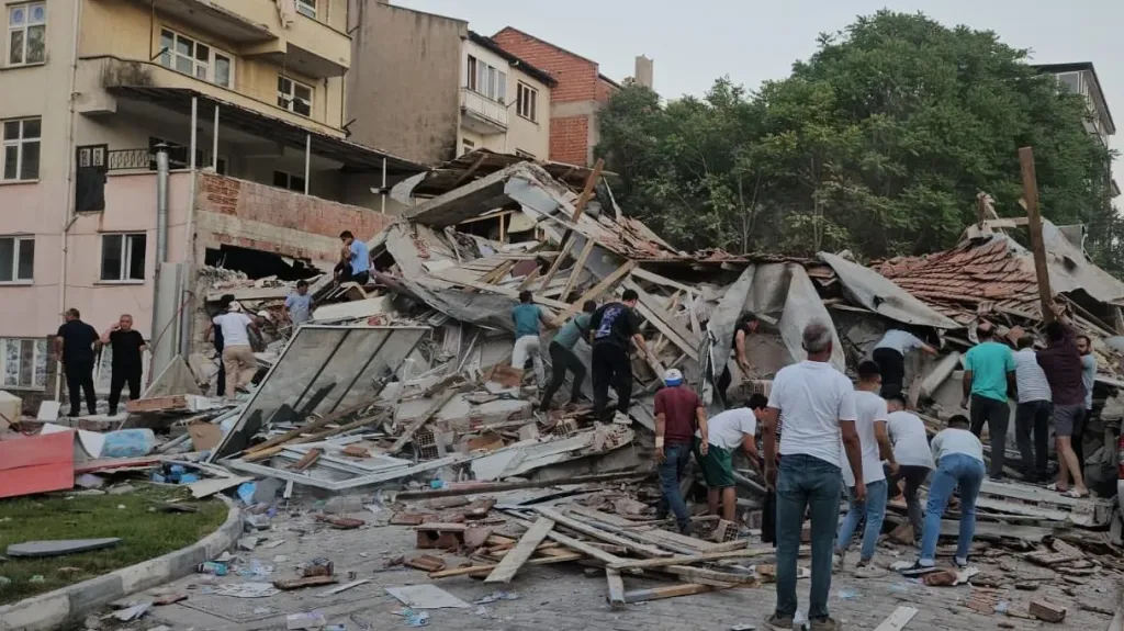 زلزال يضرب تركيا بقوة 5.1 درجة ويثير الهلع في إسطنبول