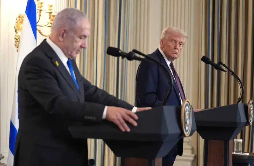 نيويورك تايمز: ترامب أذل نتنياهو وأجبره على القبول بالصفقة الفلسطينية رغمًا عنه