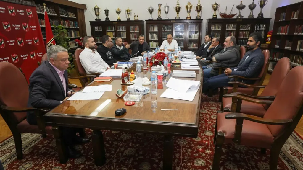 الخطيب يقترب من حسم هوية المدير الفني الجديد للأهلي بعد اجتماعات مكثفة مع لجنة التخطيط