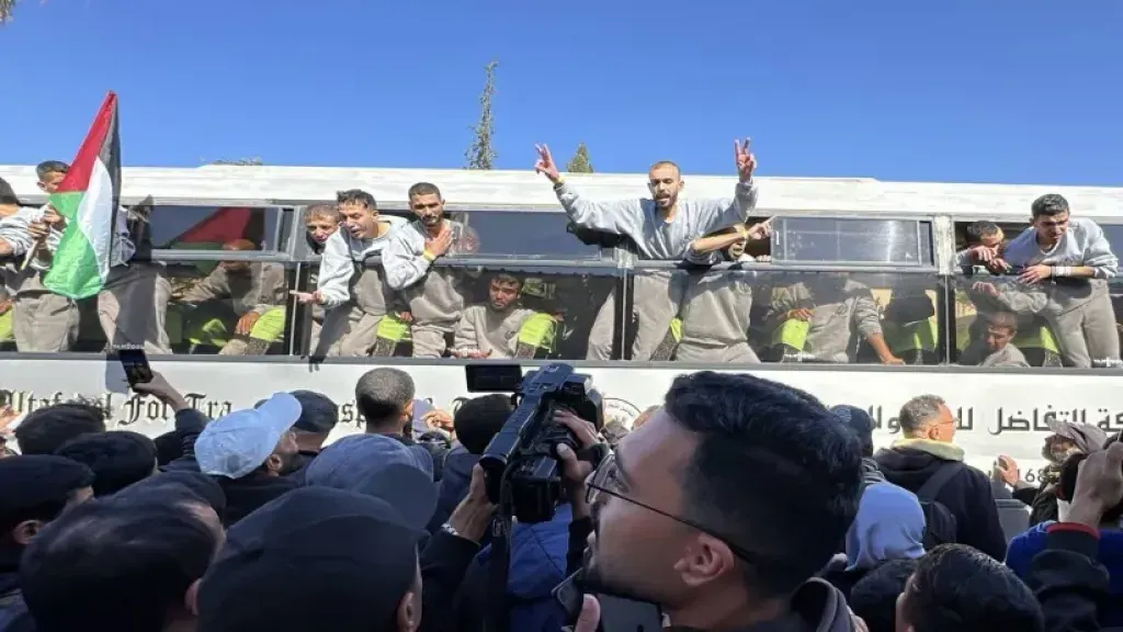 الفلسطينيون يستعدون لاستقبال الأسرى وجثامين الشهداء ضمن صفقة التبادل المرتقبة