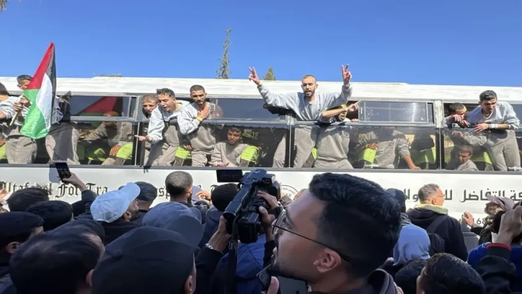 الفلسطينيون يستعدون لاستقبال الأسرى وجثامين الشهداء ضمن صفقة التبادل المرتقبة