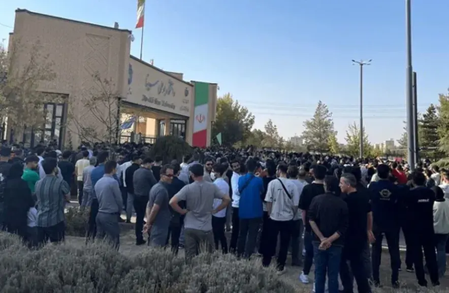 مظاهرات في جامعة همدان الإيرانية تطالب بطرد الطلاب العراقيين بعد مزاعم بسلوك غير لائق - فيديو