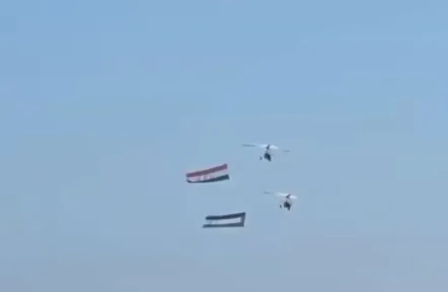 طائرات مصرية تطلق علم فلسطين في سماء سيناء.. مشهد رمزي يرافق اتفاق السلام التاريخي في شرم الشيخ