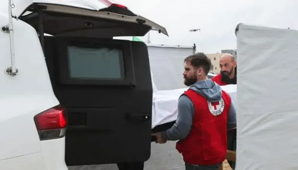إسرائيل تهدّد حماس بعقوبات في حال عرقلة إعادة جثامين الأسرى.. حفريات ميدانية وأوامر بإغلاق مناطق الإعمار في غزة
