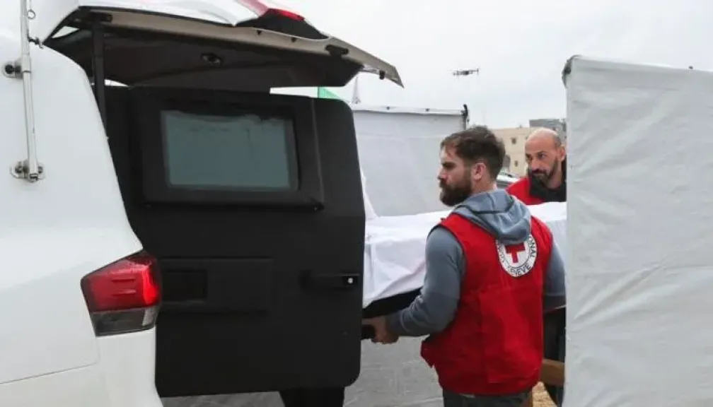 إسرائيل تهدّد حماس بعقوبات في حال عرقلة إعادة جثامين الأسرى.. حفريات ميدانية وأوامر بإغلاق مناطق الإعمار في غزة