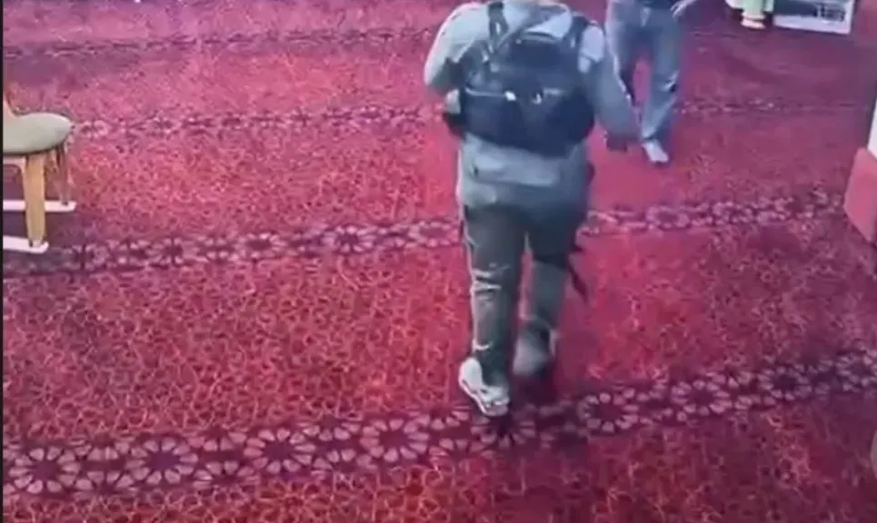 جندي إسرائيلي يقتحم مسجد الهجرة في القدس ويوقف المصلين أثناء الصلاة