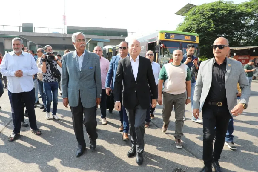 محافظ القاهرة يتفقد مواقف النقل الجماعى في عددٍ من أحياء العاصمة